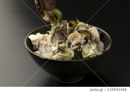 冷汁をご飯にかける 116442488