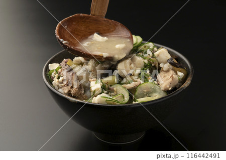 冷汁をご飯にかける 116442491