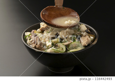 冷汁をご飯にかける 116442493