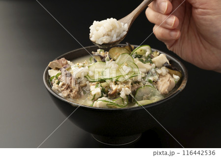 冷汁をご飯にかける スプーンで持ち上げる 冷汁をご飯にかける スプーンで持ち上げる 116442536