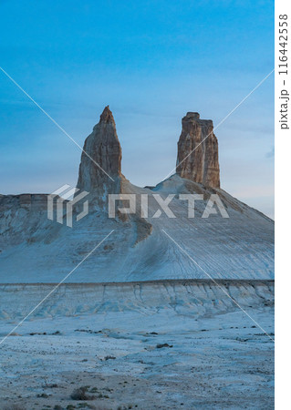 マンギスタウのウスチュルト台地の夜明け 116442558