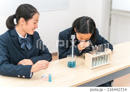 理科の実験で顕微鏡を覗く中学生の女の子 116442714