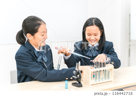 理科の実験をする中学生の女の子 116442718