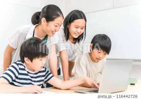 学校の授業でパソコンを使って勉強する小学生の子供達(ICT教育・学校・塾・クラスメイト) 学校の授業でパソコンを使って勉強する小学生の子供達(ICT教育・学校・塾・クラスメイト) 116442726