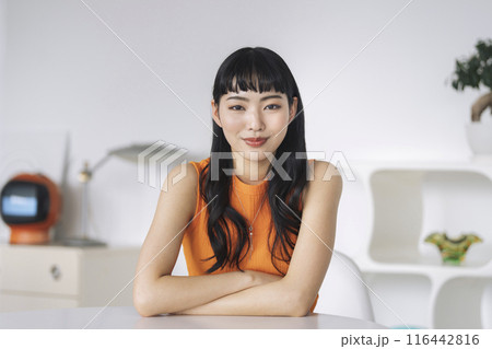 カメラ目線で笑顔の若い女性 116442816