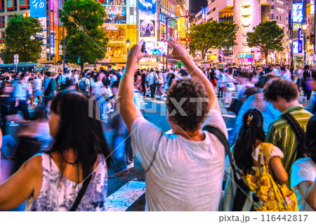 日本の東京都市景観 7月。インバウンド復活…外国人カップルらで賑わう渋谷＝11日、20時5分 116442817