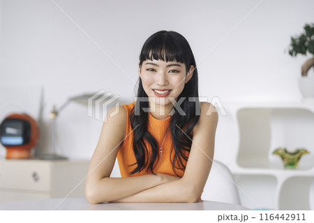 カメラ目線で笑顔の若い女性 カメラ目線で笑顔の若い女性 116442911