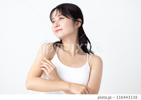 ビューティーイメージ　キャミソールを着ている女性 116443138
