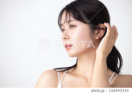 ビューティーイメージ　スキンケアをしている女性 116443314