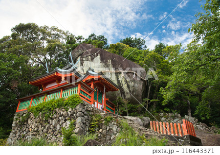 神倉神社(御神体の巨岩・ゴトビキ岩と拝殿)　【和歌山県新宮市】 116443371