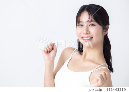 ビューティーイメージ　キャミソールを着ている女性 116443519