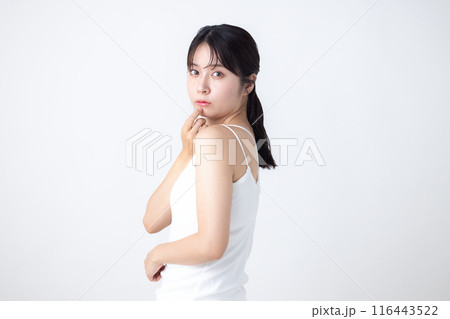 ビューティーイメージ　キャミソールを着ている女性 116443522