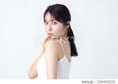 ビューティーイメージ　キャミソールを着ている女性 116443523