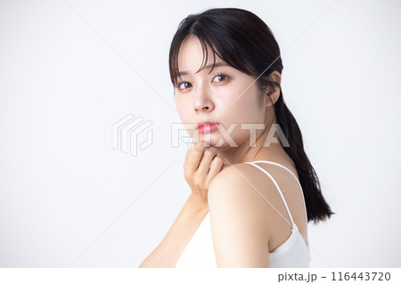 ビューティーイメージ キャミソールを着ている若い女性 ビューティーイメージ キャミソールを着ている若い女性 116443720