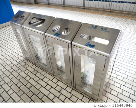 新幹線ホームの分別用ゴミ箱 新幹線ホームの分別用ゴミ箱 116443946