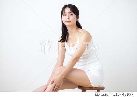 ビューティーイメージ　キャミソールを着ている女性 116443977