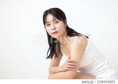 ビューティーイメージ キャミソールを着ている女性 ビューティーイメージ キャミソールを着ている女性 116443981