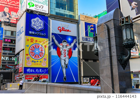 大阪府　大阪市 道頓堀にあるグリコの看板（早朝） 116444143