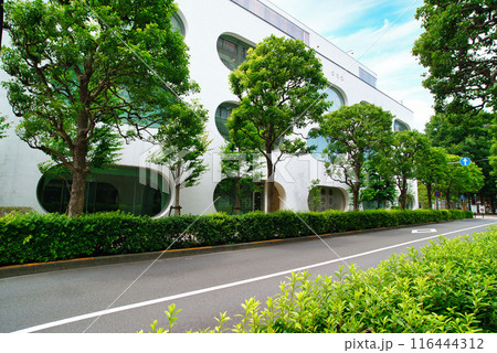 武蔵野市にある武蔵野プレイス　複合公共施設の風景 116444312