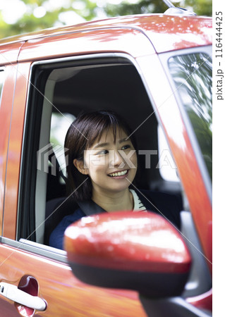 ドライブする女性 116444425