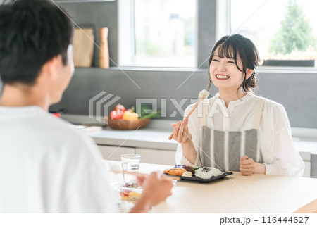 お弁当を食べる夫婦・男性と女性(新婚・結婚生活) お弁当を食べる夫婦・男性と女性(新婚・結婚生活) 116444627