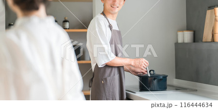 キッチンで料理・家事をする若いアジア人夫婦・カップル（自炊・共働き・ディンクス・趣味） 116444634