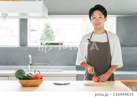 キッチンで料理・家事をする若いアジア人男性・主夫・夫(包丁・切る・野菜・トマト) キッチンで料理・家事をする若いアジア人男性・主夫・夫(包丁・切る・野菜・トマト) 116444635