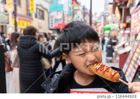 横浜中華街で食べ歩きをする日本人の男の子 横浜中華街で食べ歩きをする日本人の男の子 116444928