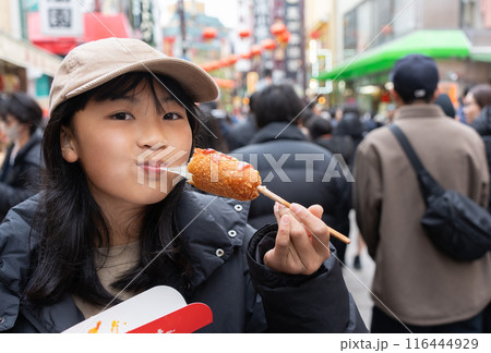 横浜中華街で食べ歩きをする日本人の女性 横浜中華街で食べ歩きをする日本人の女性 116444929