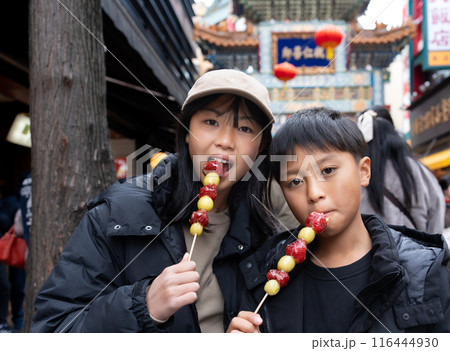 横浜中華街でいちご飴を食べる日本人の男の子と女の子 横浜中華街でいちご飴を食べる日本人の男の子と女の子 116444930