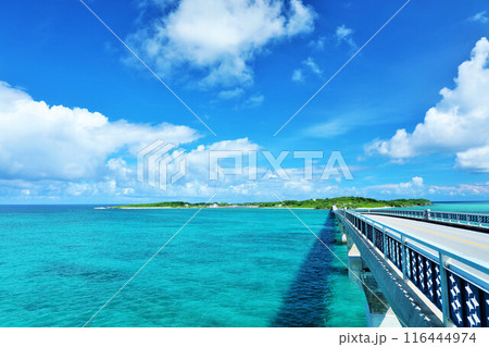 沖縄 池間大橋からの青空と海 沖縄 池間大橋からの青空と海 116444974