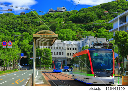 【愛媛県】晴天の松山城と愛媛県庁と伊予鉄電車 116445190
