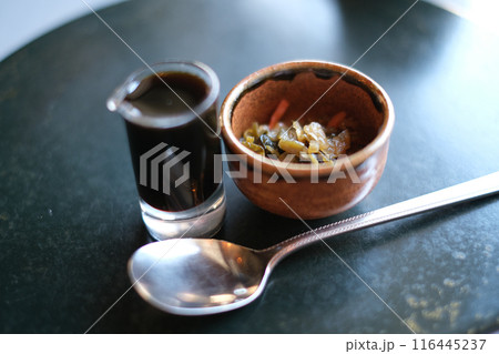 小鉢に入った漬物 黒蜜 スプーン お口直し 116445237
