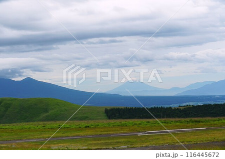 霧ヶ峰高原　強清水　忘れ路の丘より望む富士山の風景 116445672