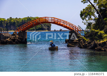【新潟県_佐渡_矢島・経島】美しい景観を楽しみながら、たらい舟体験 【新潟県_佐渡_矢島・経島】美しい景観を楽しみながら、たらい舟体験 116446371