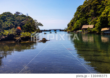 【新潟県_佐渡_矢島･経島】美しい景観を楽しみながら、たらい舟体験 116446373
