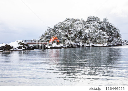 【新潟県_佐渡_矢島・経島】冬の景観を見て楽しもう 【新潟県_佐渡_矢島・経島】冬の景観を見て楽しもう 116446923