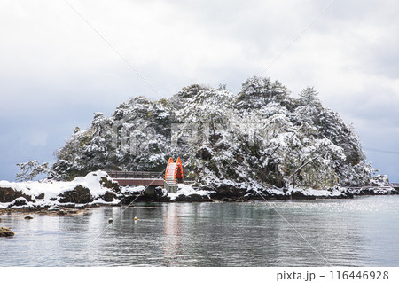 【新潟県_佐渡_矢島・経島】冬の景観を見て楽しもう 【新潟県_佐渡_矢島・経島】冬の景観を見て楽しもう 116446928