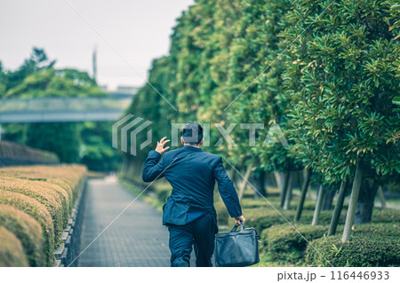 スーツ姿で街を駆ける中年サラリーマン 116446933
