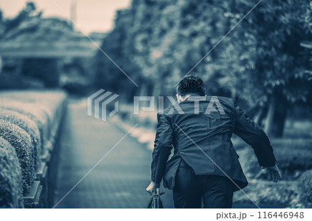 スーツ姿で街を駆ける中年サラリーマン 116446948