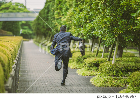 スーツ姿で街を駆ける中年サラリーマン スーツ姿で街を駆ける中年サラリーマン 116446967