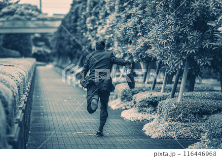 スーツ姿で街を駆ける中年サラリーマン 116446968