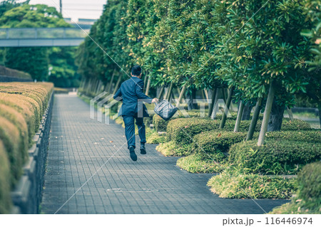 スーツ姿で街を駆ける中年サラリーマン スーツ姿で街を駆ける中年サラリーマン 116446974