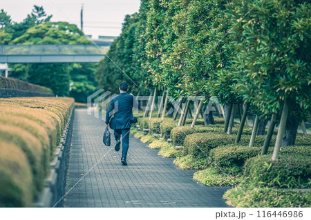 スーツ姿で街を駆ける中年サラリーマン 116446986