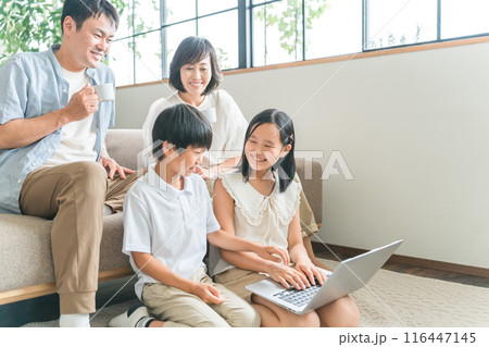 リビングのソファで一家団欒するファミリー 116447145