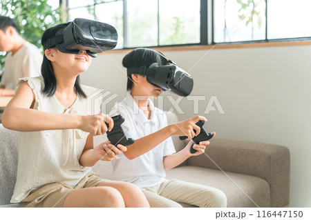 VRゴーグルをつけてバーチャルリアリティ・メタバースを体験する子供達 116447150