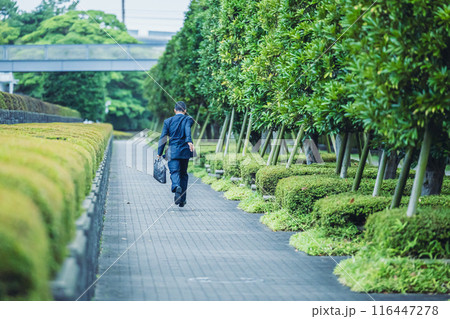 スーツ姿で街を歩く中年サラリーマン 116447278
