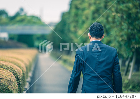 スーツ姿で街を歩く中年サラリーマン スーツ姿で街を歩く中年サラリーマン 116447287