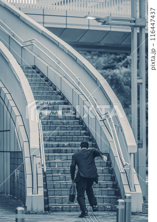 外回り営業の中年サラリーマン 外回り営業の中年サラリーマン 116447437