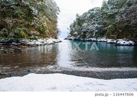 【新潟県_佐渡_虫谷】冬・虫屋の入江 116447606